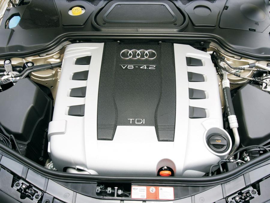 Моторный отсек Audi A8 4.2 TDI Quattro (D3) 2006 года  (AU) (фото 6 из 16)
